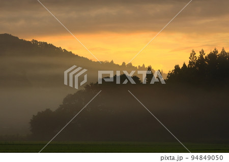 岩手県北上市 朝焼けの田園風景 岩手県北上市 朝焼けの田園風景 94849050