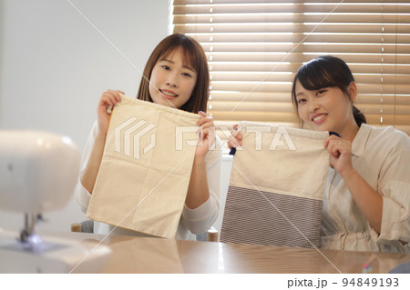 手作りの巾着袋を持つ女性 94849193