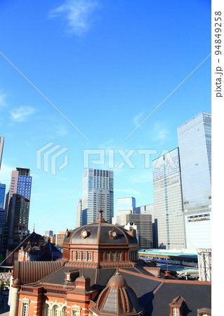 東京都、東京駅とその周辺の風景 94849258