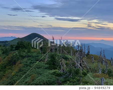 八幡平の夕暮れに鳥海山が現れる 八幡平の夕暮れに鳥海山が現れる 94849279