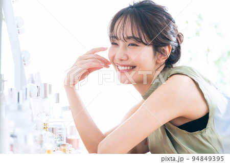 女性　ビューティー　美容　メイク　スキンケア 94849395