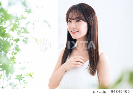 女性　ビューティー　美容　メイク　スキンケア 94849409