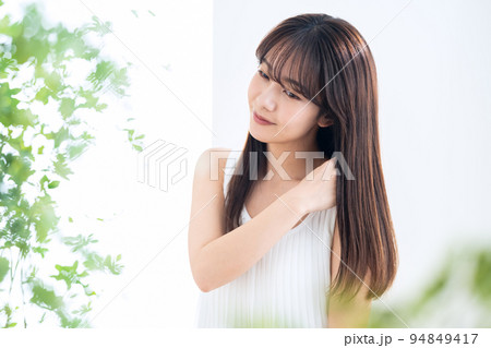 女性　ビューティー　美容　メイク　スキンケア 94849417