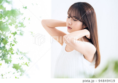 女性　ビューティー　美容　メイク　スキンケア 94849419