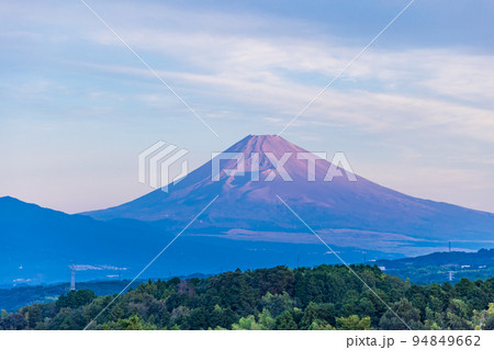 静岡県東部から眺める、富士山夜明け 94849662