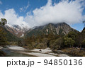 長野県安曇野市の上高地にある秋から冬ごろの河童橋の焼岳方向の雪山と青空と登山者 94850136
