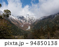 長野県安曇野市の上高地にある秋から冬ごろの河童橋から観える焼岳方向の雪山と青空 94850138