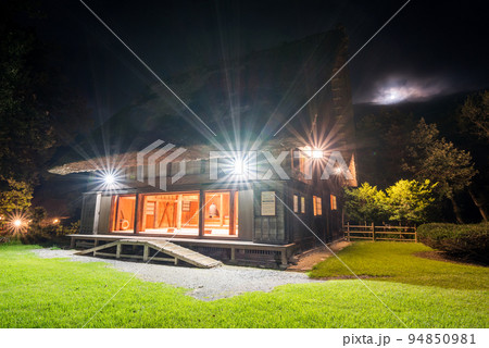 【白川郷】初秋のライトアップした民家園・催しの館 94850981