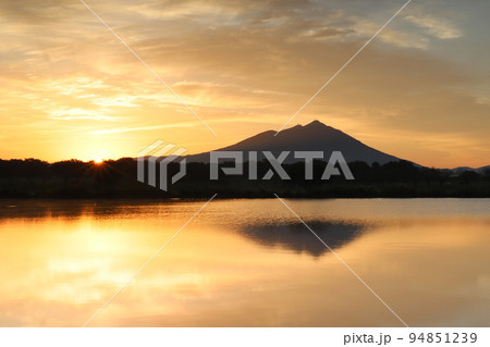 母子島からの筑波山に昇る朝日 94851239