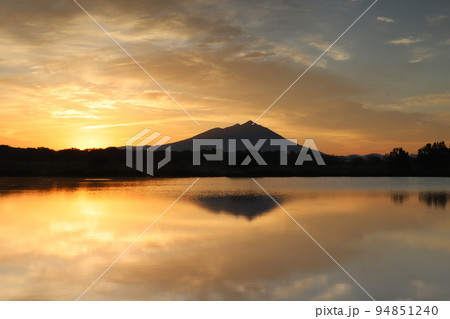 母子島からの筑波山に昇る朝日 94851240
