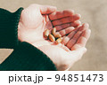 手のひらに集めた秋の象徴のどんぐり 94851473