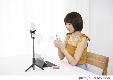 部屋でコスメのライブ配信する女性 部屋でコスメのライブ配信する女性 94851556