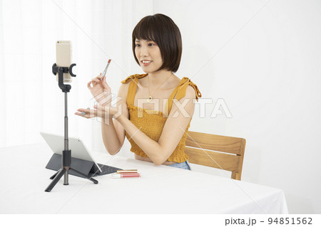 部屋でコスメのライブ配信する女性 部屋でコスメのライブ配信する女性 94851562