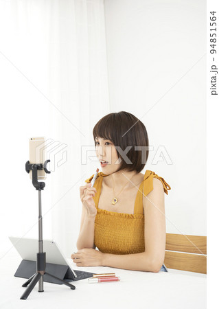 部屋でコスメのライブ配信する女性 部屋でコスメのライブ配信する女性 94851564