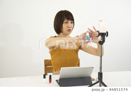 部屋でコスメのライブ配信する女性 部屋でコスメのライブ配信する女性 94851574