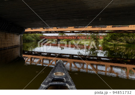 カヌーから見た釧路湿原の川の風景 94851732