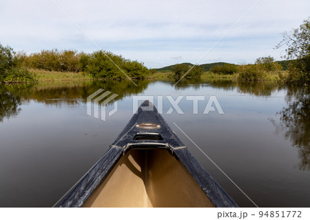 カヌーから見た釧路湿原の川の風景 94851772