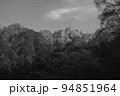 長野県安曇野市の上高地にあるバスターミナル付近の散策路で観られる六百山方向の紅葉と雪山のモノクロ 94851964