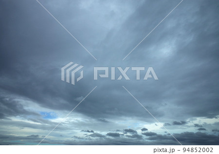 曇り空の隙間に青空 94852002