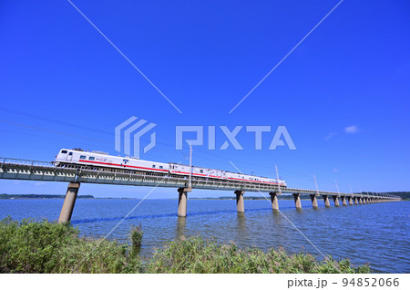 鹿島線の北浦橋梁を渡るE491系総合検測車両 鹿島線の北浦橋梁を渡るE491系総合検測車両 94852066