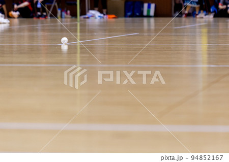 バドミントン試合会場のコートの中においてあるシャトル バドミントン試合会場のコートの中においてあるシャトル 94852167