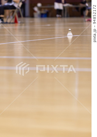 バドミントン試合会場のコートの中においてあるシャトル 94852172