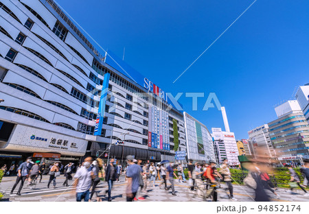 日本の東京都市景観 10週世界最多…池袋駅(駅前はもはやコロナ禍前と変わらない光景)=9月26日 日本の東京都市景観 10週世界最多…池袋駅(駅前はもはやコロナ禍前と変わらない光景)=9月26日 94852174