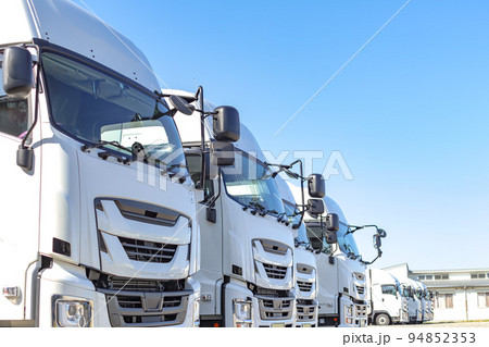運送会社の大型トラック 94852353