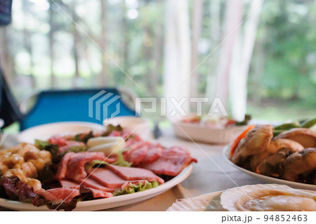 軽井沢の別荘でバーベキュー 94852463