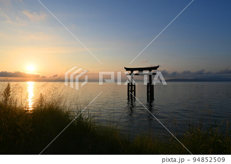 滋賀県白鬚神社の夜明けの湖中に建つ幻想的な大鳥居 94852509