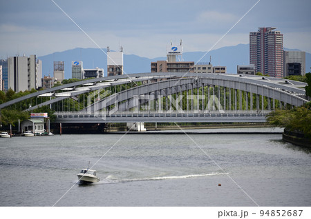 桜宮橋と疾走するボート 94852687