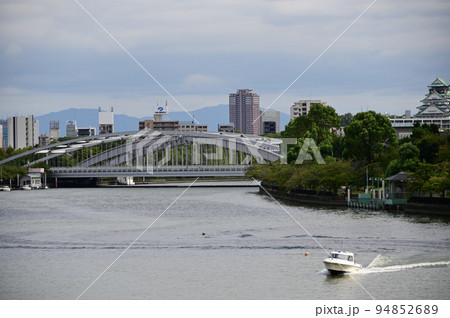 桜宮橋と疾走するボート 94852689