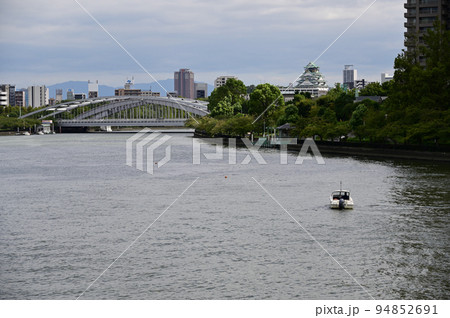 桜宮橋と大阪城とモーターボート 94852691