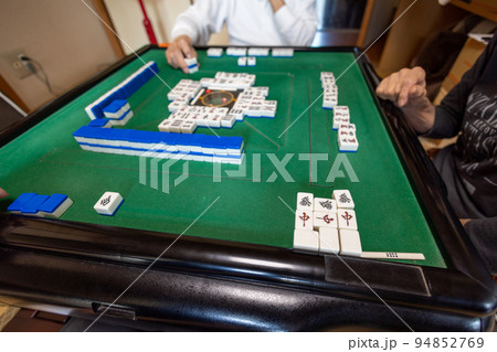 麻雀をして遊んでいるシニア 94852769