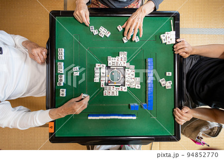 麻雀をして遊んでいるシニア 麻雀をして遊んでいるシニア 94852770