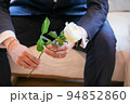 男性のプロポーズと白い薔薇。 94852860