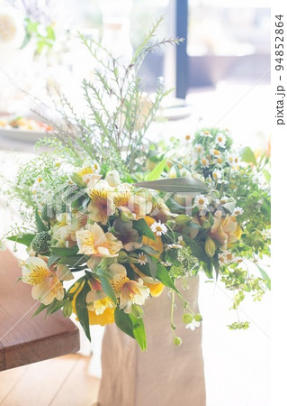 明るい気分になるグリーン×黄×白の花たち 94852864