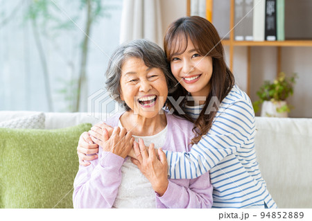 仲良しのおばあちゃんと孫娘 仲良しのおばあちゃんと孫娘 94852889