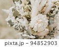 透け感のあるドライフラワーの花束 94852903