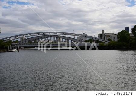 大川に架かる桜宮橋 94853172