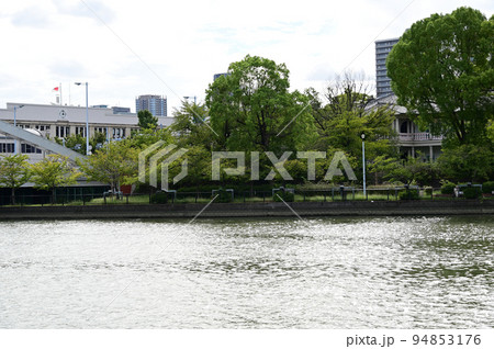 桜宮橋と川岸風景 94853176