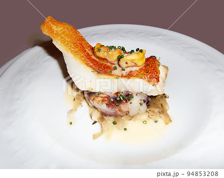 魚のフランス料理 赤ハタのポワレ 魚のフランス料理 赤ハタのポワレ 94853208