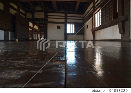 国宝姫路城　特別公開東小天守・乾小天守　内部廊下板張りの様子 94853229