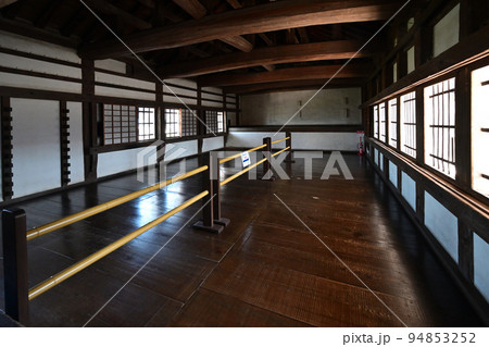 国宝姫路城　特別公開東小天守・乾小天守　内部廊下板張りの様子 94853252