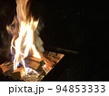 キャンプの定番　焚き火の夜 94853333