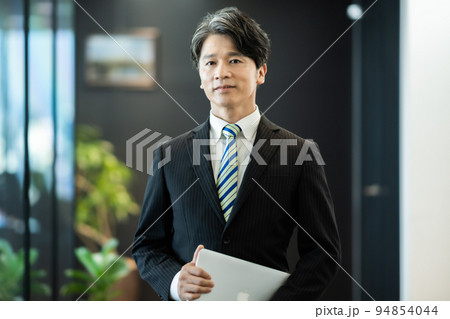 スーツ姿のエグゼクティブ 94854044