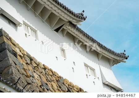 急こう配の石垣の上に建つ白壁の大天守（国宝姫路城） 94854467