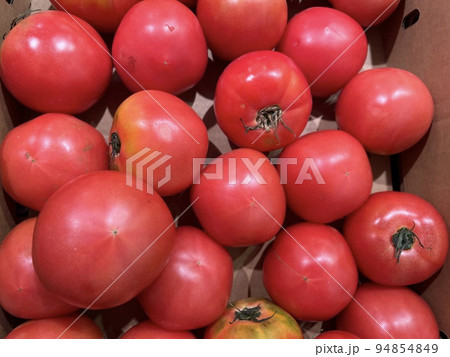 箱の中に入った真っ赤なトマト 94854849
