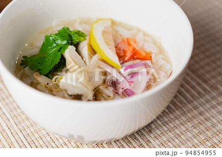 鶏肉のフォー　ベトナム料理 94854955