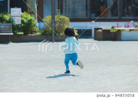公園 子供 走る 公園 子供 走る 94855058